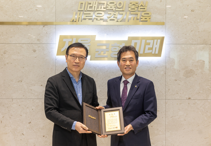 임태희 교육감(왼쪽)이 이성수 회장에게 감사패를 수여했다. (사진=대한전문건설협회 제공)