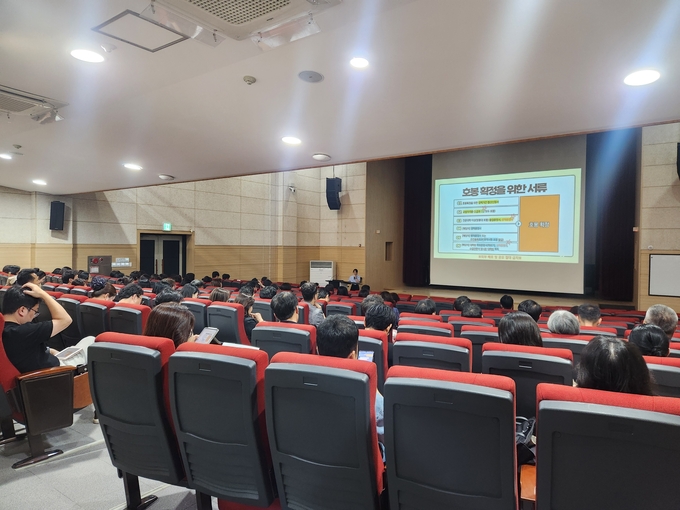  기간제 교사 호봉 업무의 전문성을 강화하기 위한 연수가 진행되고 있다. (사진=화성오산교육지원청 제공)