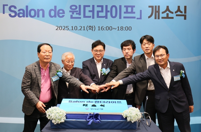 (왼쪽부터) 정병모 고객, 김영종 고객, 박종인 우리은행 개인그룹 부행장, 이창호 9단, 김영삼9단, 양현근 우리은행 상임감사위원이 지난 21일 서울 청담동에서 열린 ‘살롱 드 원더라이프’ 개소식에서 기념사진을 촬영했다. (사진=우리은행 제공)