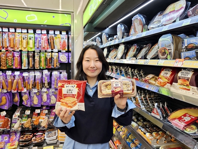 CU가 세계적인 소스 브랜드 하인즈(Heinz)와 다시 한번 손잡고 새로운 제품을 선보인다. (사진=BGF리테일 제공)