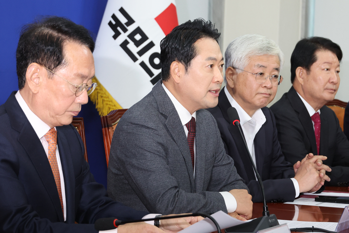 국민의힘 부동산 정책 정상화 특별위원회 위원장을 맡은 장동혁 대표가 22일 국회에서 열린 특위 첫 회의에서 이재명 정부의 부동산 정책을 비판하고 있다. (사진=연합뉴스)