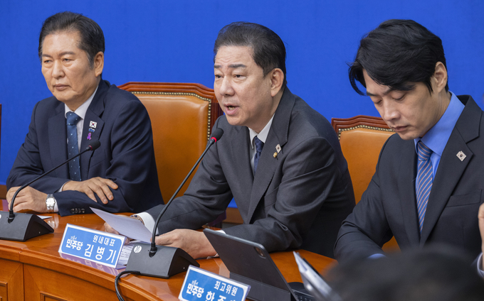 김병기 더불어민주당 원내대표가 22일 국회에서 열린 최고위원회의에서 발언하고 있다. 왼쪽은 정청래 대표, 오른쪽은 한준호 최고위원, (사진=연합뉴스)