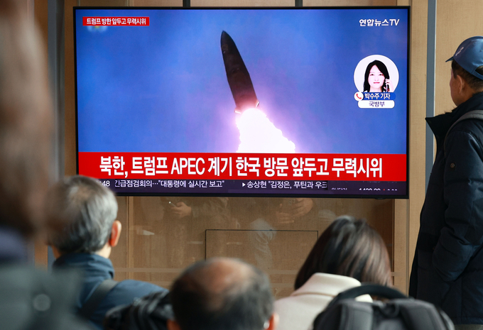 북한이 이재명 정부 출범 이후 처음 미사일을 발사했다. 합동참모본부에 따르면 북한은 22일 동해상으로 미상의 탄도미사일을 쐈다. 북한의 탄도미사일 도발은 지난 5월 8일 이후 167일 만이며, 올해 5번째다. 이날 서울 중구 서울역에서 시민들이 관련 뉴스를 시청하고 있다. (사진=연합뉴스)