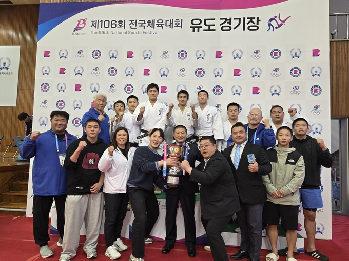 22일 부경대 대연캠퍼스 체육관에서 종료된 '제106회 전국체육대회' 유도 종목에서 종목우승을 차지한 경기도 선수단이 기념사진을 찍고 있다. (사진=경기도유도회 제공)