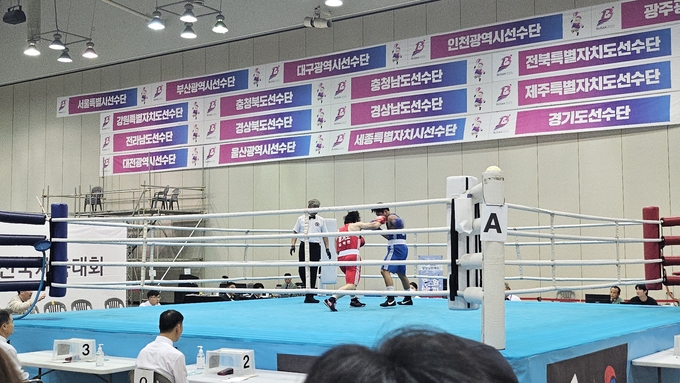 22일 부산 벡스코 제1전시장에서 열린 '제106회 전국체육대회' 복싱 남자일반부 라이트헤비급 결승에서 김택민(왼쪽·성남시청)이 홍성민(서울시청)을 공격하고 있다. (사진=유창현 기자)