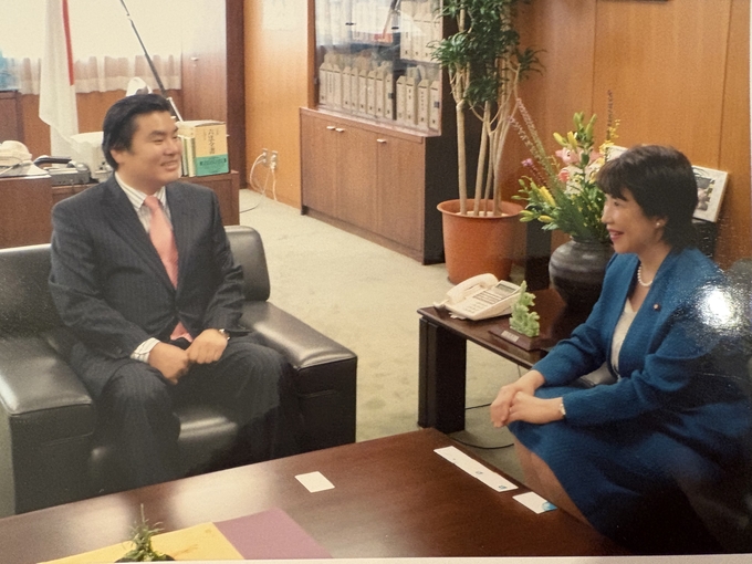 원유철 전 미래한국당 대표는 지난 2007년 4월 10일 경기도 정무부지사 시절, 도쿄 일본의원회관 내 다카이치 의원 사무실을 방문해 당시 재선인 다카이치 의원을 만나 한일 양국의 수도권 규제 완화 방안을 논의했다. (사진=원 전 대표 제공)