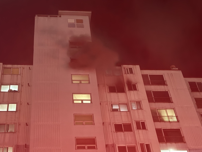  지난 22일 남양주시 오남읍의 한 15층 규모 아파트에서 화재가 발생했다. (사진=경기북부소방재난본부 제공)