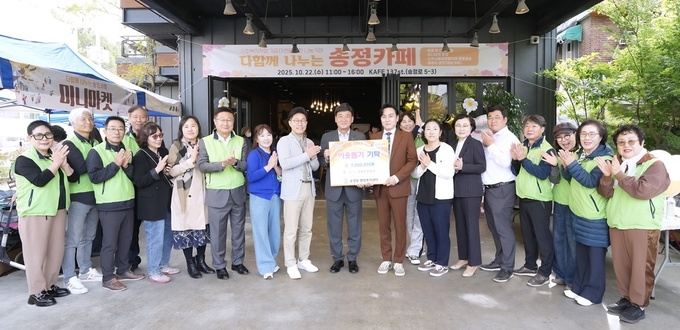 22일 ‘아동학대 OFF! 행복ON! 부모 공감 토크콘서트’ 참석저들과 방새환 광주시장(가운데)이 기념촬영을 하고 있다. (사진=광주시 제공)