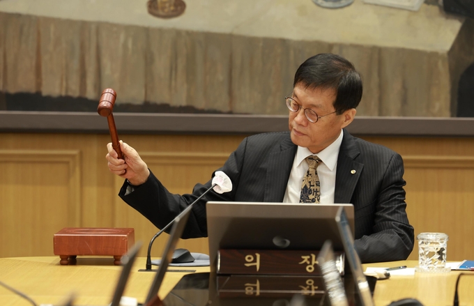 이창용 한국은행 총재가 23일 오전 서울 중구 한국은행 본관에서 열린 금융통화위원회 본회의에서 의사봉을 두드리고 있다. (사진=한국은행 제공)