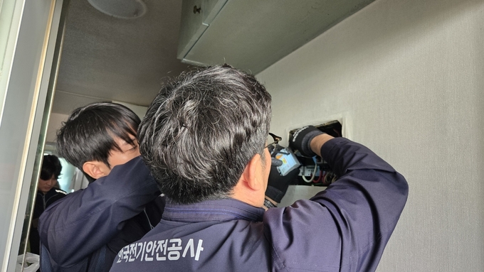 한국전기안전공사 직원들이 누전차단기를 교체하고 있다. (사진=부천시 제공)