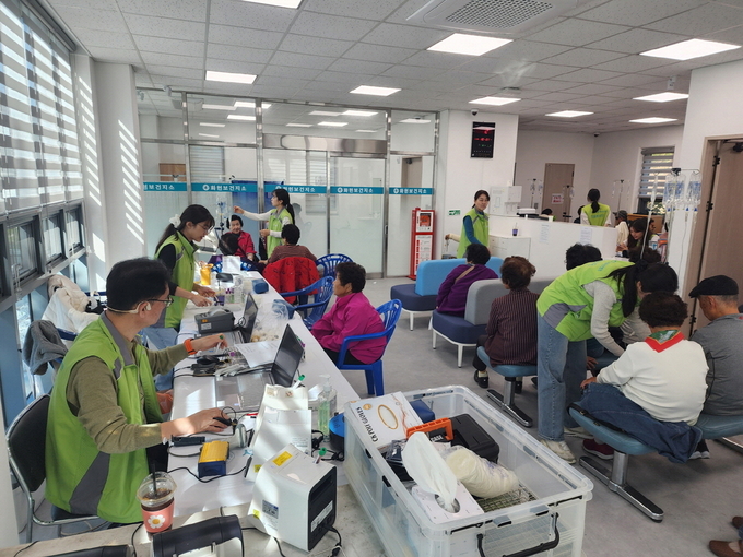 포천시와 서울아산병원이 포천시 화현면에서 의료취약지역 주민을 대상으로 무료 의료봉사를 실시했다. (사진=포천시 제공)