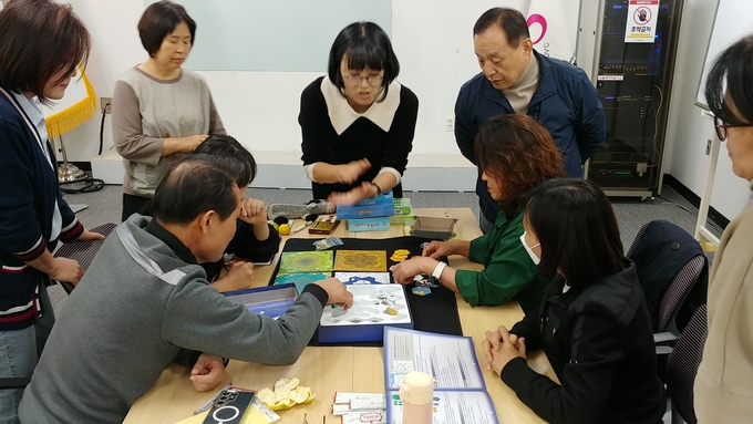 광주자원봉사센터 교육장에서 ‘보드게임 활용 자원봉사교육 길라잡이’를 교육이 진행되고 있다. (사진=광주시 제공)