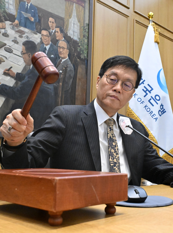 23일 기자간담회에서 의사봉을 두드리는 이창용 한국은행 총재. (사진=연합뉴스)