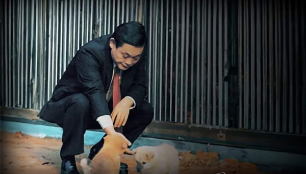 이건희 삼성전자 선대회장이 진돗개와 함께 시간을 보내는 모습. (사진=삼성 제공)