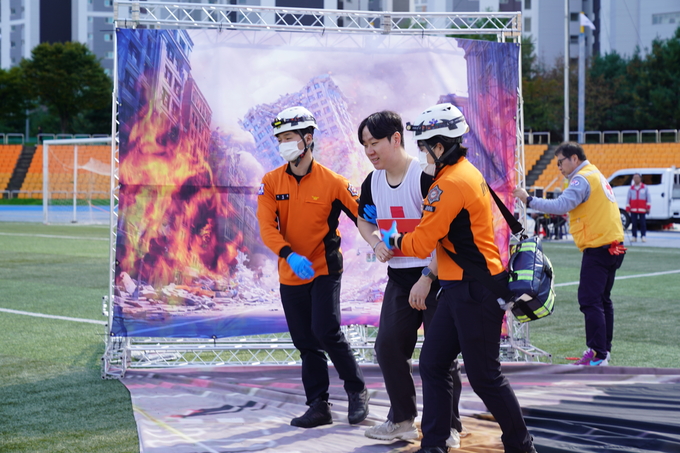 대한적십자사 경기도지사 2025년 재난구호종합훈련이 진행되고 있다. (사진=대한적십자사 경기도지사 제공)