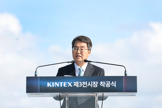 23일 오전 킨텍스 제3전시장 건립공사 현장에서 열린 킨텍스 제3전시장 건립사업 착공식에서 김동연 경기도지사가 축사를 하고있다. (사진=경기도 제공)