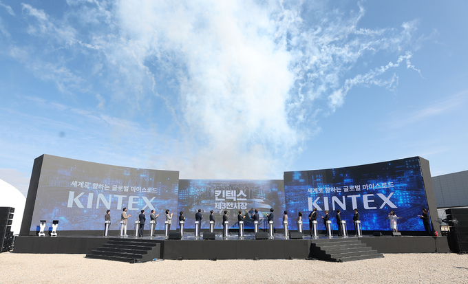 23일 오전 킨텍스 제3전시장 건립공사 현장에서 열린 킨텍스 제3전시장 건립사업 착공식에서 김동연 경기도지사가 내빈들과 착공 퍼포먼스 및 기념촬영을 하고있다. (사진=경기도 제공)