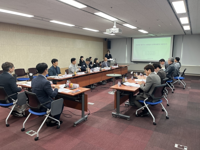 용인특례시는 22일 시청 컨퍼런스룸에서 ‘2025년 용인시 산업입지 정책자문단 회의’를 열어 ‘용천2 일반산업단지’ 등 민간사업자가 제안한 3건의 일반산업단지 계획에 대한 자문단의 의견을 청취했다. (사진=용인시 제공)