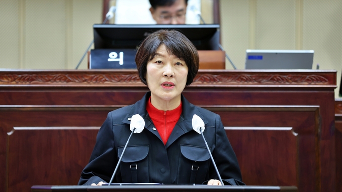 의왕시의회 박혜숙 의원이 정부의 ‘10·15 부동산 대책’에 대해 5분 자유발언을 통해 발표하고 있다. (사진=의왕시의회 제공)