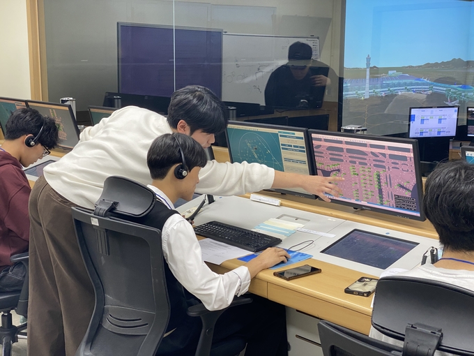  23일 한국항공대학교 모의항공교통관제실습실에서 고등학교 2학년 학생이 항공기 일반 수업을 듣고 있다. (사진=안규용 기자)