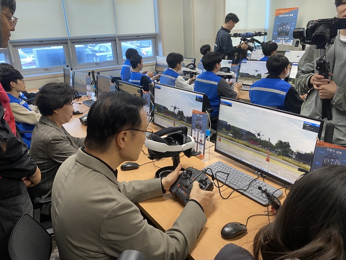  23일 임태희 경기도교육감이 한국항공대학교에서 열린 캡스톤디자인 교육과정에 참여하고 있다. (사진=안규용 기자)