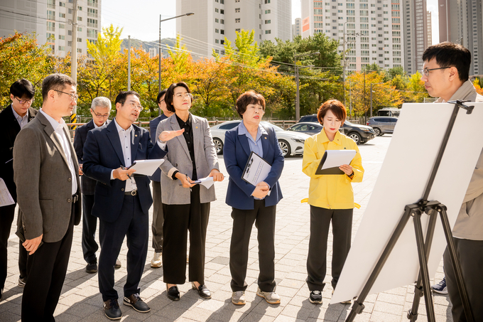 남양주시의회 자치행정위원회가 사업대상지를 사전 현장점검하고 있다. (사진=남양주시의회 제공)