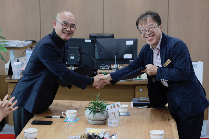  23일 경기도교육청남부연수원이 강원특별자치도교육청교육연수원과 업무협약을 체결했다. (사진=경기도교육청남부연수원 제공)