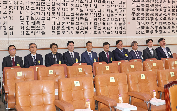 23일 국회에서 열린 국회 법제사법위원회 2025년 국정감사에서 출석 증인들이 회의 시작을 기다리고있다. (사진=연합뉴스)