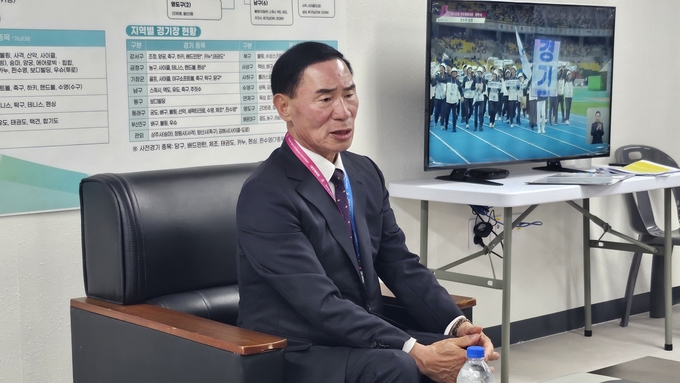 이원성 경기도선수단장(경기도체육회장)이 23일 부산아시아드경기장에서 '제106회 전국체육대회' 우승 소감을 말하고 있다. (사진=유창현 기자)