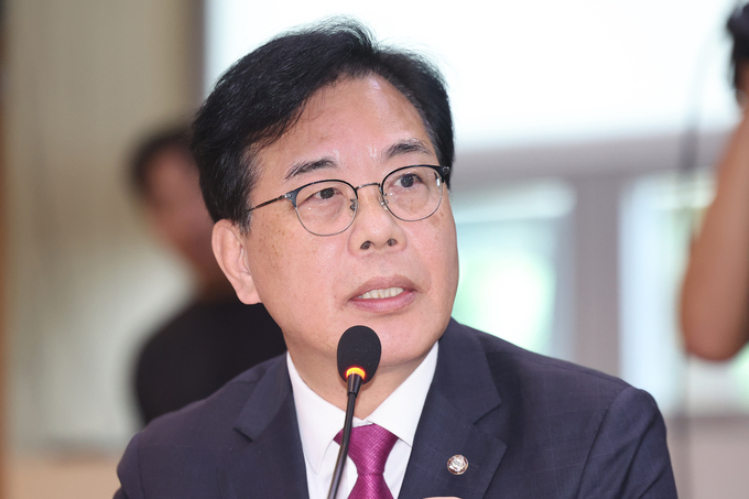지난 22일(현지시간) 캄보디아 프놈펜 주캄보디아 대사관에서 열린 국회 외교통일위원회 주캄보디아·주베트남·주태국·주라오스대사관 국정감사에서 송언석 국민의힘 원내대표가 김현수 주캄보디아 대사 대리에게 한국인 납치·감금 범죄 관련 질의를 하고 있다. (사진=연합뉴스)