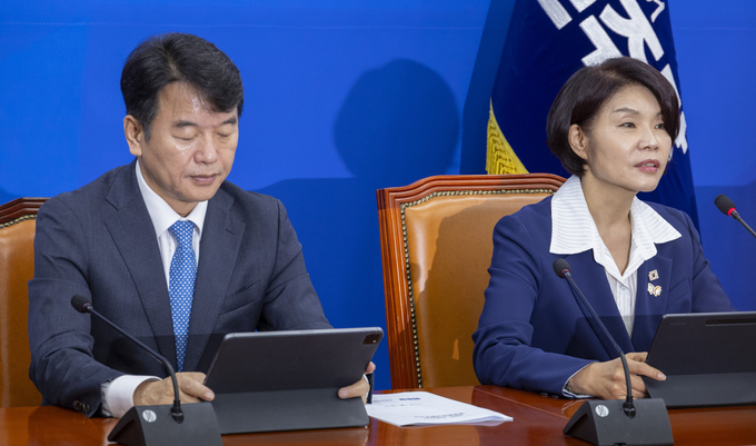 한정애 더불어민주당 정책위의장이 23일 국회에서 열린 국정감사 대책 회의에서 발언하고 있다. 왼쪽은 문진석 원내운영수석부대표. (사진=연합뉴스)