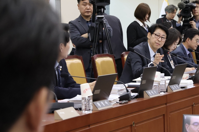 국회 과학기술정보방송통신위원회의 한국방송공사(KBS)에 대한 국정감사에서 이훈기(민주·인천 남동을) 의원이 발언하고 있다. (사진=이훈기 의원실 제공)