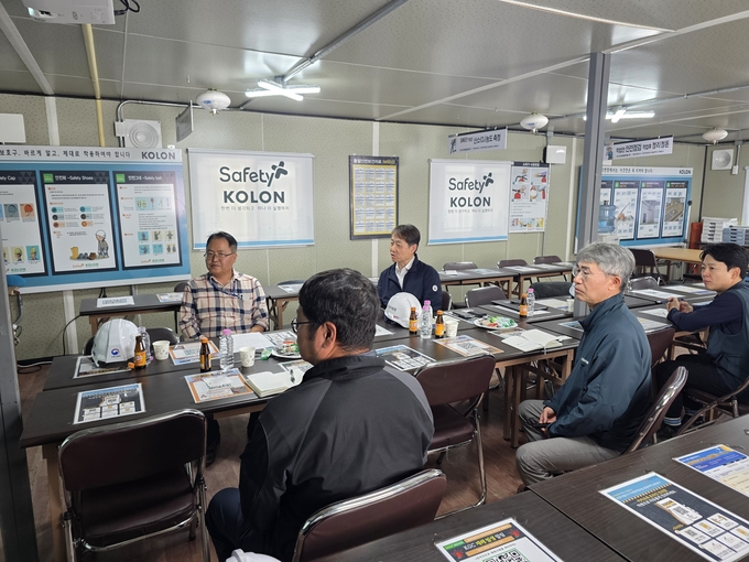 코오롱글로벌㈜가 시공하는 '양평덕평지구 지역주택조합 공동주택 신축공사' 현장에 대한 불시점검이 진행되고 있다. (사진=중부지방고용노동청 성남지청 제공)
