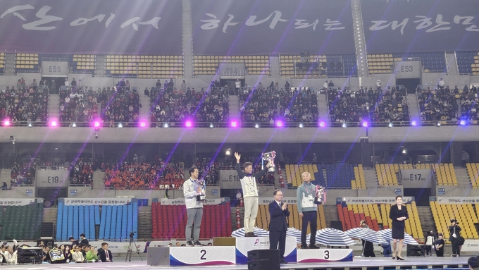 23일 부산아시아드경기장에서 진행된 '제106회 전국체육대회' 폐회식에서 18세 이하부 부별우승을 차지한 김동권 경기도교육청 체육건강교육지원과장이 우승 트로피를 들고 환호하고 있다. (사진=유창현 기자)