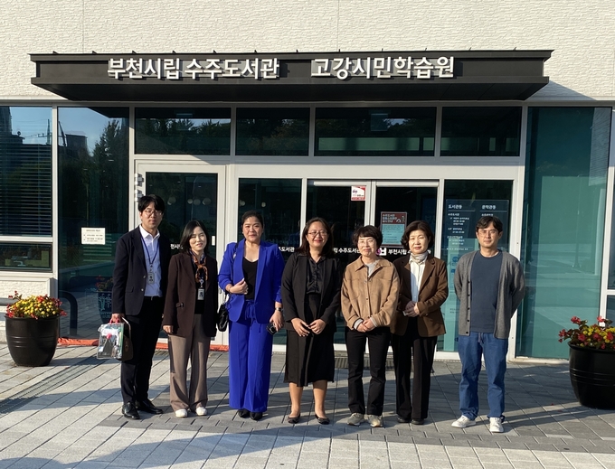 부천시립수주도서관 견학 기념 단체 사진을 찍는 필리핀 발렌수엘라시 방문단. (사진=부천시 제공)