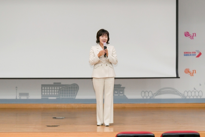 한국자치법규연구소 최인혜 소장이 시청 대회의실에서 시 전 직원을 대상으로 ‘자치법 전문성 강화 교육’을 실시하고 있다. (사진=오산시 제공)