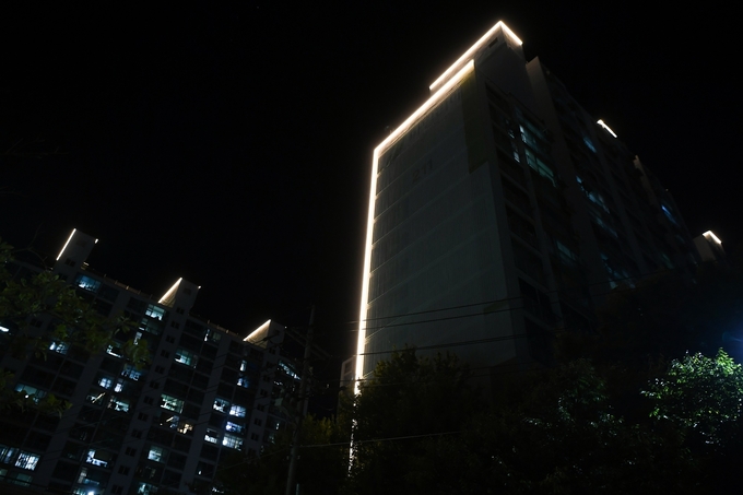 오산시가 야간경관조명 설치지원 사업 중 하나인 신동아2차아파트 경관조명 점등식이 진행되고 있다. (사진=오산시 제공)