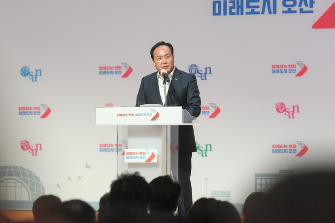 이권재 오산시장이 9월30일 돌봄통합지원법 시행준비 토론회에서 축사하는 모습. (사진=오산시 제공)