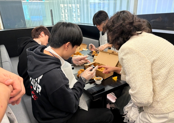 교촌에프앤비, 이주배경 청소년 대상 '기업탐방' 프로그램 운영. (사진=교촌 제공)