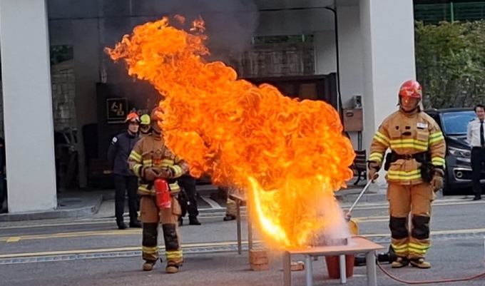 오산소방서,가 물로 끄면 폭발 실 화재란 시연으로 화재대응 능력훈련을 실시하고 있다. (사진=오산소방서 제공)