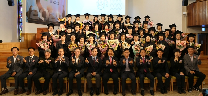 농협중앙회 경기본부와 한신대학교가 '2025년 여성리더 아카데미 및 여성복지담당자 직무역량 향상과정’ 수료식을 개최했다. (사진=경기농협 제공)