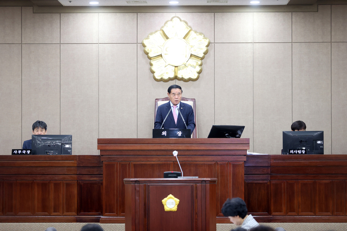 24일 이재식 수원시의회 의장이 제396회 임시회 제2차 본회의를 진행하고 있다. (사진=수원시의회 제공)
