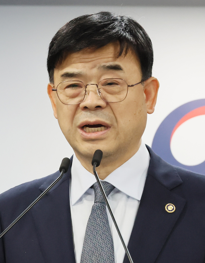 갭투자를 통해 고가 아파트를 구입했다는 논란을 불러일으킨 이상경 국토교통부 1차관이 사의를 표명했다. 국토교통부는 24일 언론 공지를 통해 “이 차관이 사의를 표명했음을 알려드린다”고 전했다. 사진은 지난 8월 정부서울청사에서 브리핑하는 이 차관. (사진=연합뉴스)