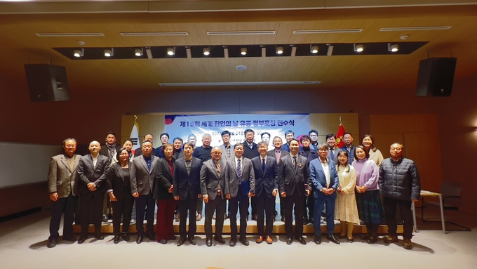 남양주몽골장학회 강한수 회장과 백종천 이사 몽골한인회 관계자들이 정부포상 전수식 후 주몽골 대한민국 최진원 대사와 기념촬영을 하고 있다. (사진=남양주몽골장학회 제공)