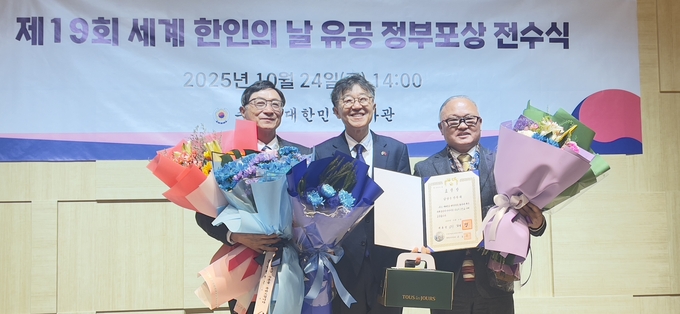 강한수 회장(왼쪽)과 백종천 이사가  주몽골 대한민국 최진원 대사와 기념촬영을 하고 있다.(사진=남양주몽골장학회 제공)