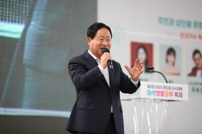 주광덕 남양주시장이 화도읍 마석맷돌모루 축제에서 인사말을 하고 있다. (사진=남양주시 제공)