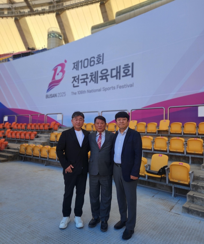 35년만에 만난 스승과 제자들이 기념촬영을 하고 있다. 왼쪽부터  제자 전인철 지사장, 스승 문정만 회장, 제자  이철진 동서대학교 학장 (사진=문정만 회장 제공)