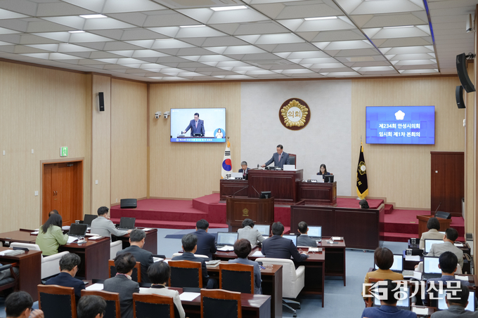 22일 안성시의회 본회의장에서 열린 제234회 임시회에서 안정열 의장이 개회를 알리고 있다. (사진=안성시의회 제공)