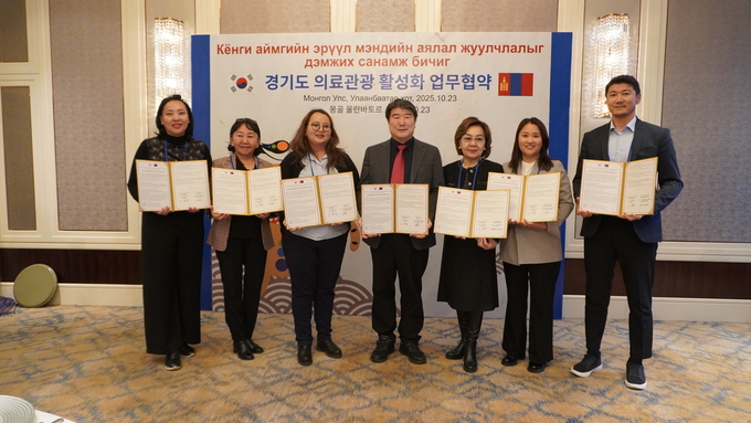 조원용 경기관광공사 사장(가운데)이 몽골 의료관광 에이전시 6개사 대표들과 경기도 의료관광 활성화 업무협약 후 기념사진을 찍고 있다. (사진=경기관광공사 제공)