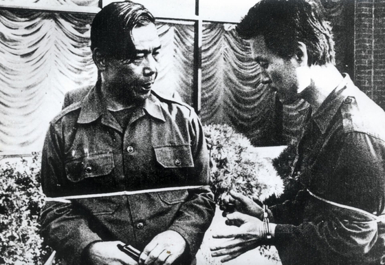  1979년 당시 김재규(왼쪽) 중정부장이 박정희 전 대통령 시해사건 현장 검증에서 상황을 재연하는 모습. (사진=연합뉴스)